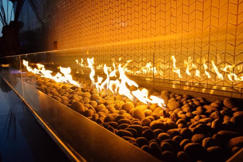 Chemin&eacute;e &agrave; gaz, alliance de performance et design contemporain